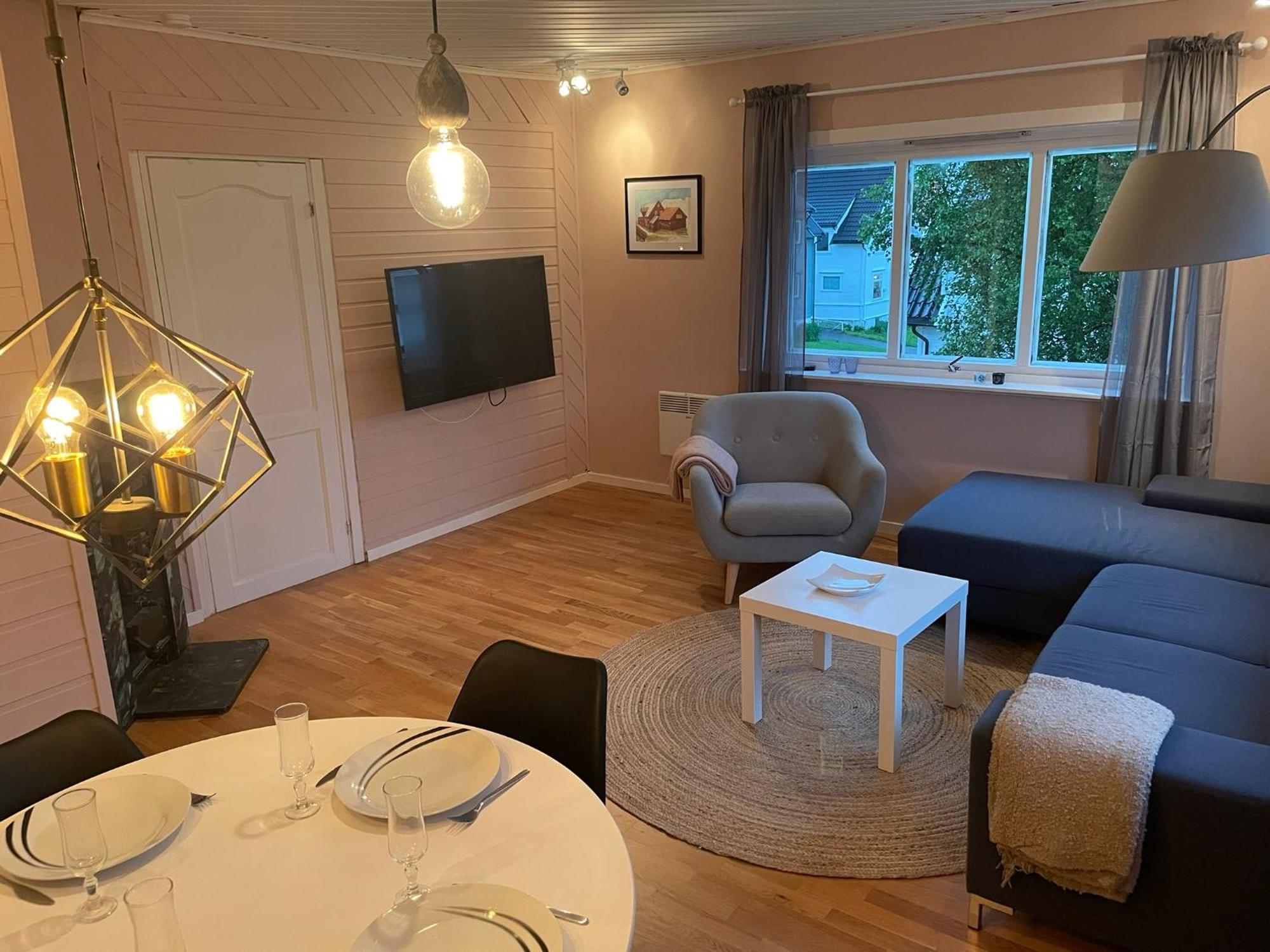 Centrally Located Apartment In Classic Townhouse トロムソ エクステリア 写真