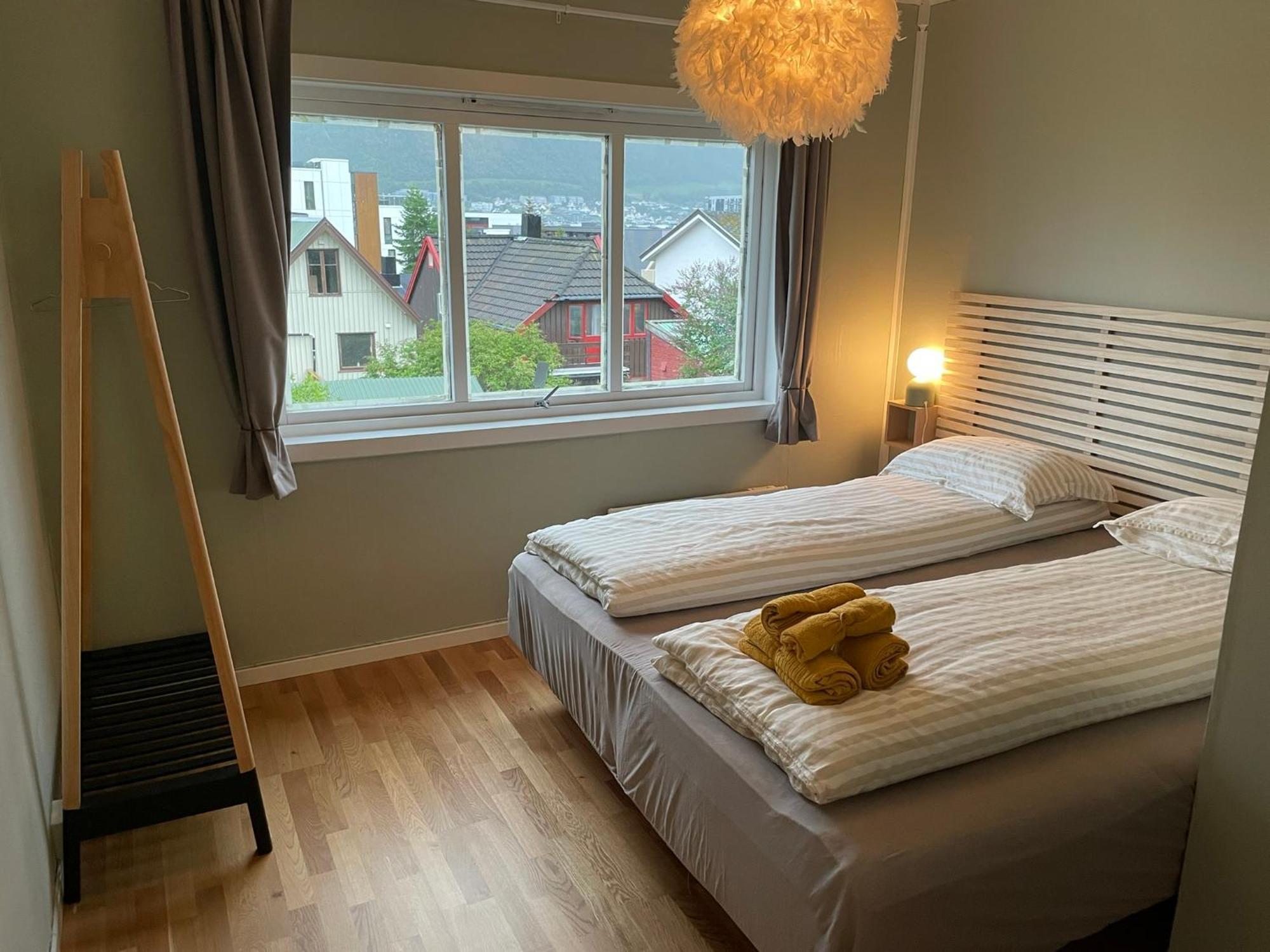 Centrally Located Apartment In Classic Townhouse トロムソ エクステリア 写真