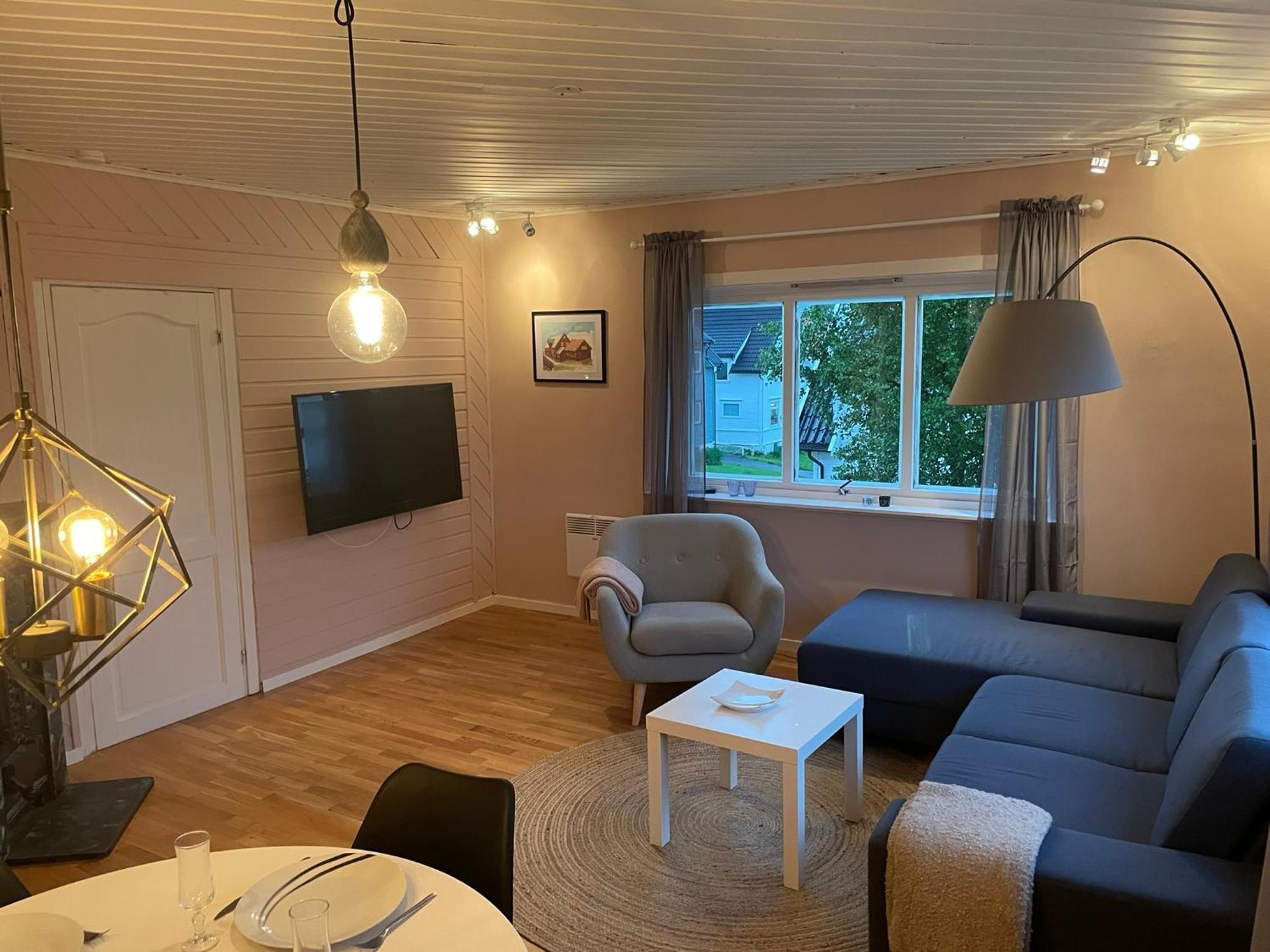 Centrally Located Apartment In Classic Townhouse トロムソ エクステリア 写真