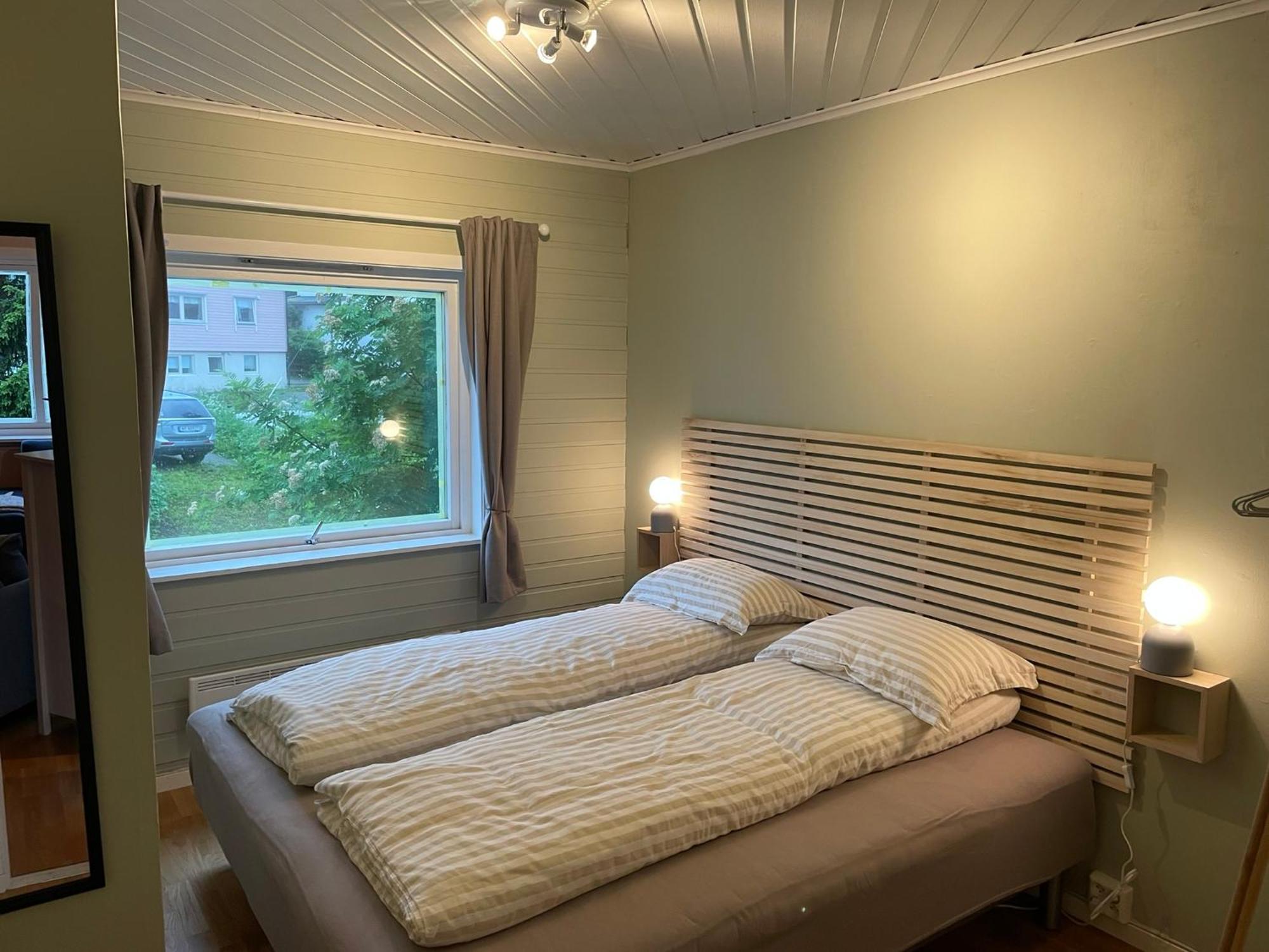 Centrally Located Apartment In Classic Townhouse トロムソ エクステリア 写真