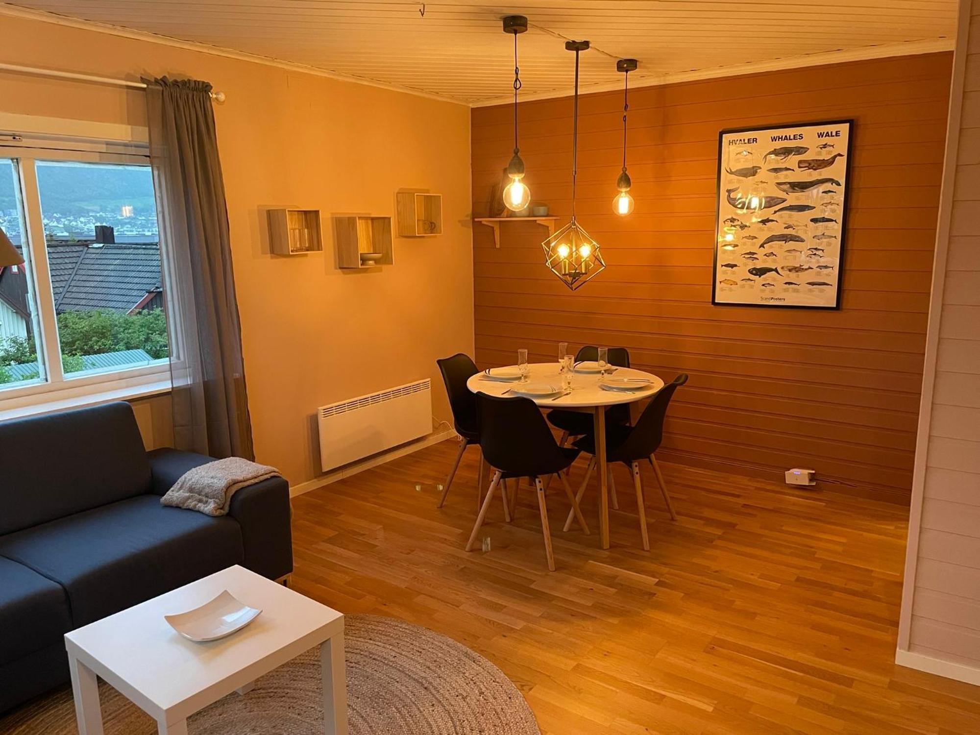 Centrally Located Apartment In Classic Townhouse トロムソ エクステリア 写真