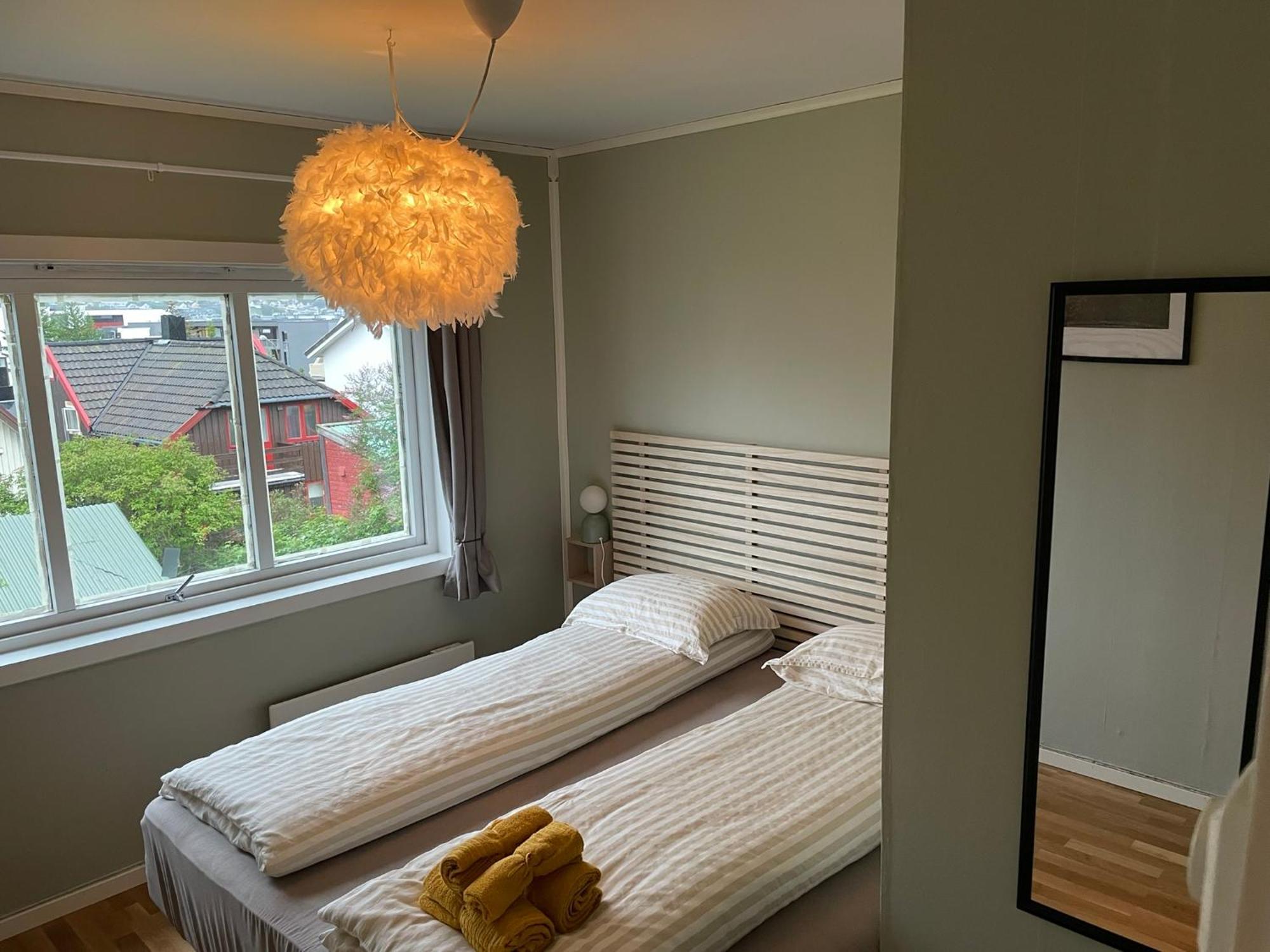 Centrally Located Apartment In Classic Townhouse トロムソ エクステリア 写真