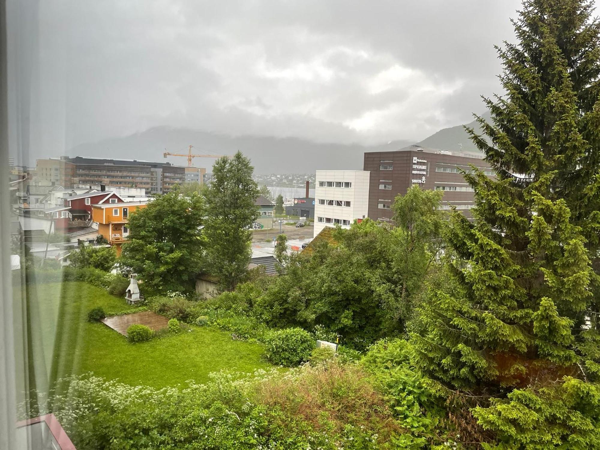 Centrally Located Apartment In Classic Townhouse トロムソ エクステリア 写真