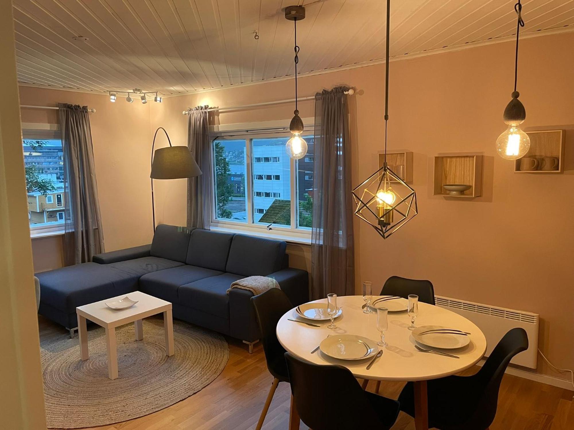 Centrally Located Apartment In Classic Townhouse トロムソ エクステリア 写真